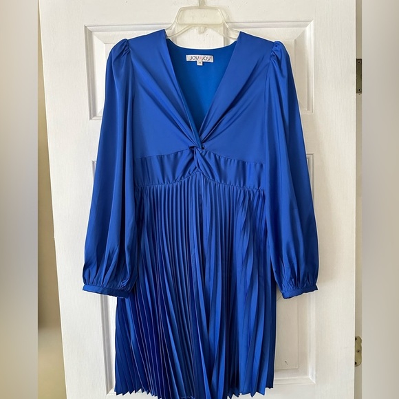 Blue boutique mini dress with pleated skirt and twist front v-neck. Size XS. - Picture 2 of 6